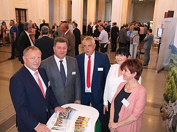 Landrat Thomas Bold (von links) zeigte seinem Kollegen Christian Bernreiter, dem Präsidenten des Bayerischen Landkreistages, in der Pause den Stand der Dachmarke Rhön: Geerd Müller, Annette Wegemer und Hannelore Rundell stellten ihre Arbeit auf der Tagung vor. Foto: Ralf Ruppert
