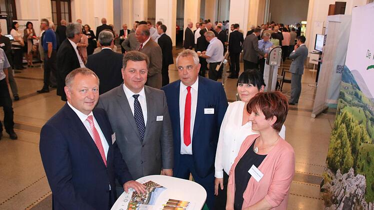 Landrat Thomas Bold (von links) zeigte seinem Kollegen Christian Bernreiter, dem Präsidenten des Bayerischen Landkreistages, in der Pause den Stand der Dachmarke Rhön: Geerd Müller, Annette Wegemer und Hannelore Rundell stellten ihre Arbeit auf der Tagung vor. Foto: Ralf Ruppert