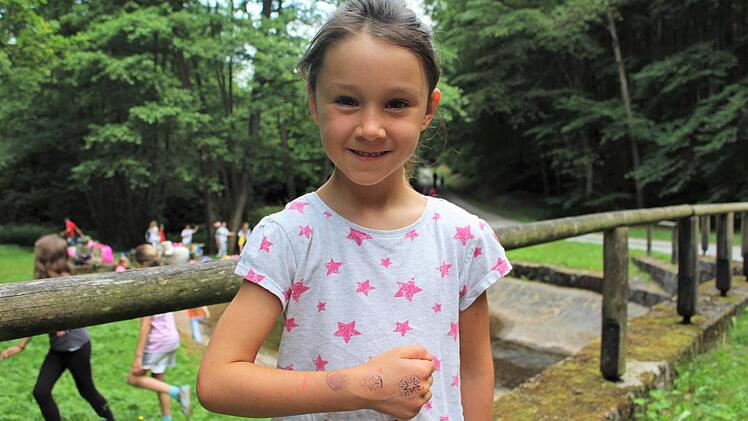 Tabea Beck zeigt stolz ihren Arm mit den Stempeln. Foto: Julia Raab