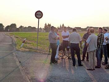 Die Mitglieder des Bauausschusses trafen sich an der Straße (links), die bei Hochwasser überschwemmt wird. Foto: Pauline Lindner