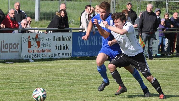 Normalerweise tangiert die Länderspielpause nur die Profis, diesmal ist aber auch der InFranken-Kick betroffen: Moggasts Co-Trainer Christian Staatz (r., gegen den Hallerndorfer Maximilian Pfister) ist als Zeugwart der DFB-Elf gegen Tschechien und Nordirland im Einsatz.  Foto: Leo Hühnlein