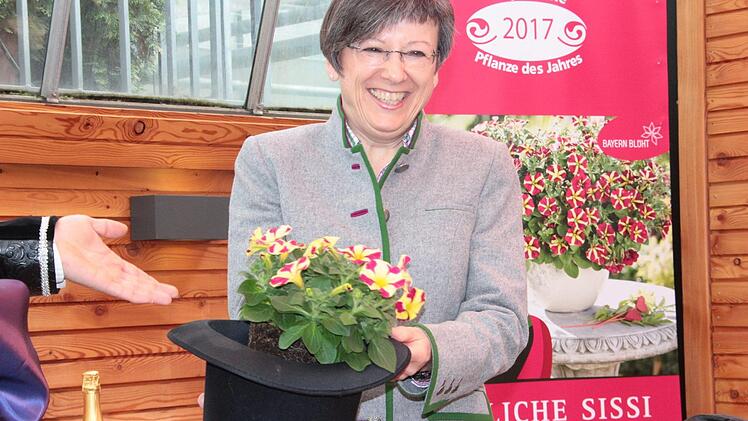 Heidrun Piwernetz und die "Blume des Jahres 2017".  Foto: Andreas Schmitt