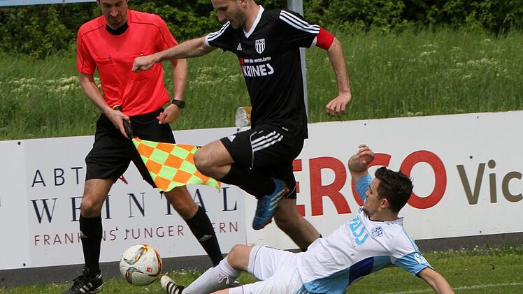 Im letzten Moment grätscht der Aschaffenburger Daniel Cheron in den Ball und verhindert den Durchmarsch von Florian Gundelsheimer.