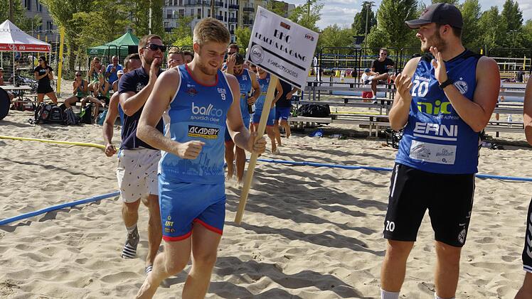 Vizemeister Fabian Tatzel (rechts) applaudiert in Berlin dem neuen deutschen Meister im Beachhandball. Alter Keeper