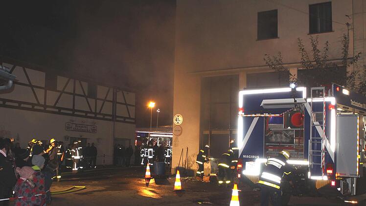 Mit Interesse verfolgten die Zuschauer den Einsatz des Technischen Hilfswerkes und der Feuerwehr.Michael Wunder