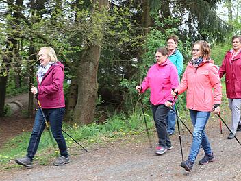 Seit zehn Jahren besteht die Kulmbacher Selbsthilfegruppe "Frauen nach Krebs" mit ihrer Leiterin Liane Wack (links im Bild). Zu den Angeboten gehört auch ein Nodic-Walking-Treff.Foto: Rainer Glissnik