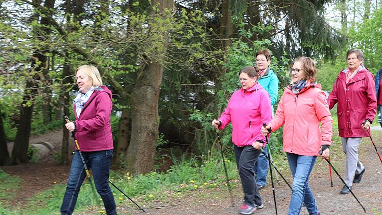 Seit zehn Jahren besteht die Kulmbacher Selbsthilfegruppe "Frauen nach Krebs" mit ihrer Leiterin Liane Wack (links im Bild). Zu den Angeboten gehört auch ein Nodic-Walking-Treff.Foto: Rainer Glissnik