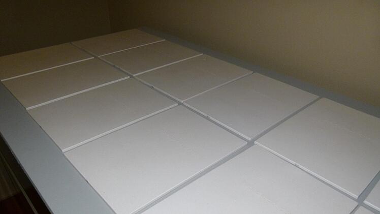 Die Namen der toten Tibeter -  in Brailleschrift auf den Porzellantafeln - müssen erfühlt werden.          Foto: Marion Krüger-Hundrup