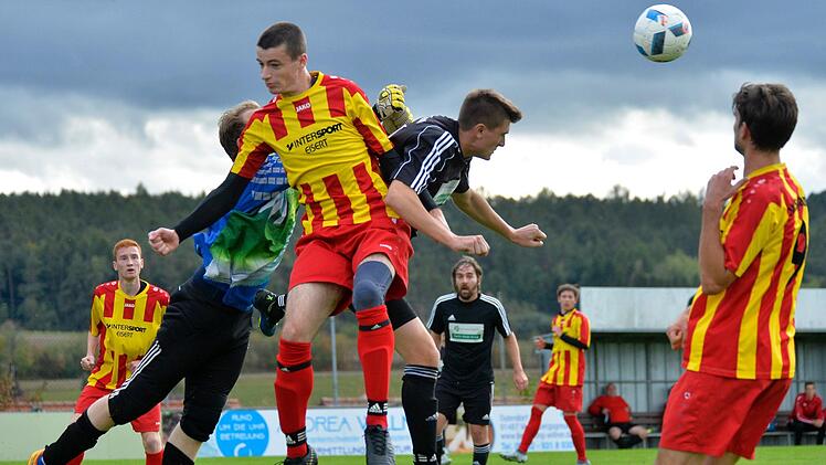 Der TSV Vestenbergsgreuth (schwarze Trikots) bewies gegen den VdS Spardorf viel Moral und erkämpfte sich nach einem 0:2-Rückstand noch einen Punkt. Foto: Picturedreams