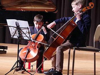 Luca Sion Frank und Tim Leyde, beide aus Coburg, am Violoncello  Foto: Heike Schülein