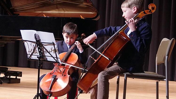Luca Sion Frank und Tim Leyde, beide aus Coburg, am Violoncello  Foto: Heike Schülein