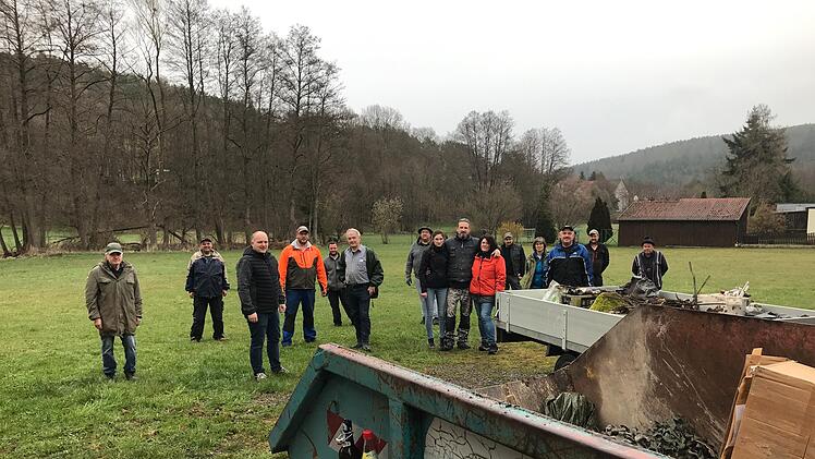 Schlechtes Wetter hielt die Premicher nicht davon ab, ihre Flur zu bereinigen. Foto: Eugen Edelmann