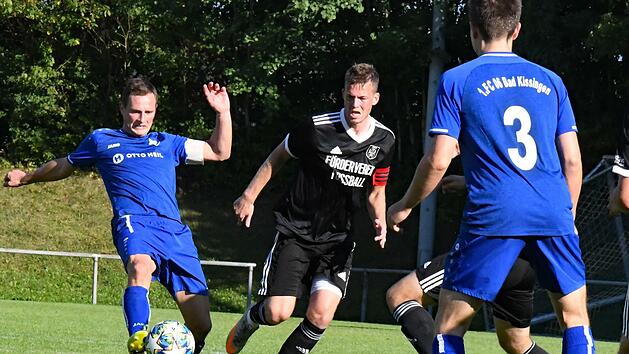 Zum Duell der Kapitäne haben sich auf unserem Bild Bad Kissingens Christian Heilmann (links) und Münnerstadts Lukas Katzenberger verabredet. Foto: Hopf