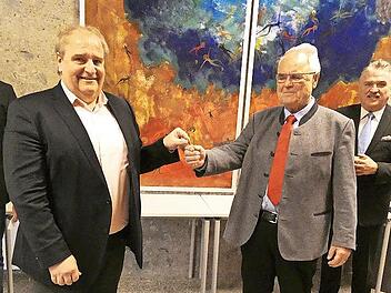 Die Schlüsselübergabe vom bisherigen an den neuen Geschäftsführer der Langheimer Amtshof Verwaltungs- und Sanierungs-GmbH erfolgte dieser Tage im Landratsamt: von links Oberbürgermeister Ingo Lehmann, Klaus Bodenschlägel, Rolf Peilsteiner und Landrat Klaus Peter Söllner.
