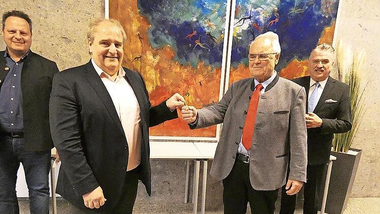 Die Schlüsselübergabe vom bisherigen an den neuen Geschäftsführer der Langheimer Amtshof Verwaltungs- und Sanierungs-GmbH erfolgte dieser Tage im Landratsamt: von links Oberbürgermeister Ingo Lehmann, Klaus Bodenschlägel, Rolf Peilsteiner und Landrat Klaus Peter Söllner.