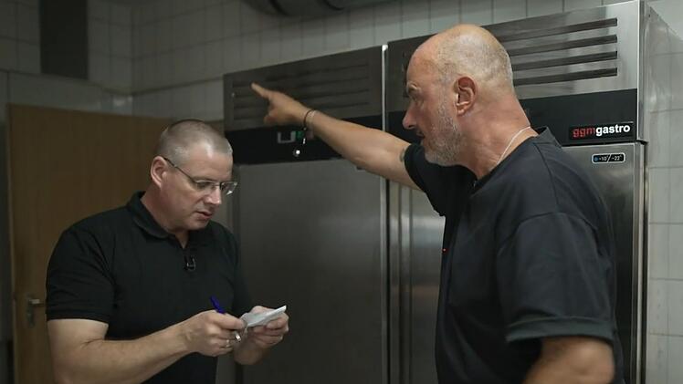 Beim Testessen geriet Frank Rosin (rechts) lautstark mit Thilo aneinander.