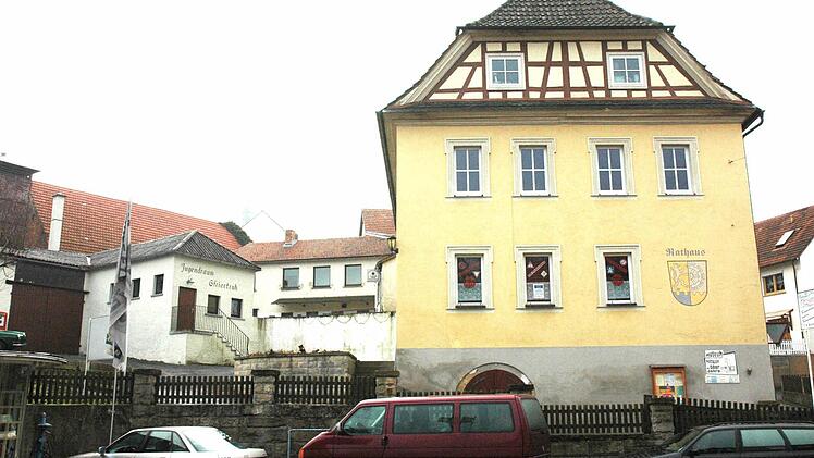 Das Rathausumfeld bereitet dem Gemeinderat schon seit Jahren Kopfzerbrechen, wie man es gestalten könnte. Foto: Schmidt