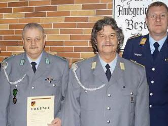 Kreisgruppenvorsitzender Matthias Engel (links) zeichnete Andreas Fischer für ein Vierteljahrhundert Mitarbeit in der Reservistenkameradschaft Steinachtal mit Ehrennadel und Urkunde aus. Im Bild weiter von links RK-Vorsitzender Bernd Fuhrmann und Bürgermeister Michael Keilich Foto: Klaus Oelzner