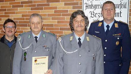 Kreisgruppenvorsitzender Matthias Engel (links) zeichnete Andreas Fischer für ein Vierteljahrhundert Mitarbeit in der Reservistenkameradschaft Steinachtal mit Ehrennadel und Urkunde aus. Im Bild weiter von links RK-Vorsitzender Bernd Fuhrmann und Bürgermeister Michael Keilich Foto: Klaus Oelzner