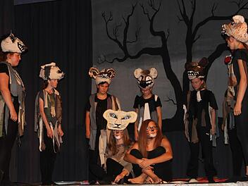 Nala (Linda Bayer) und Simba (Lea Hemmerich) umkreist von den Hyänen. Foto: günther geiling