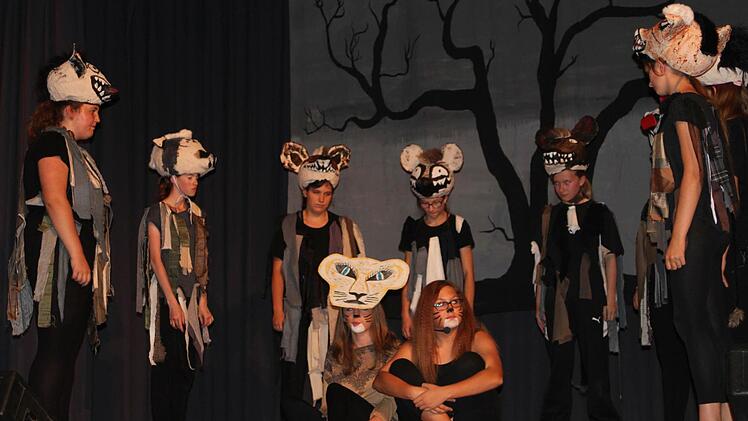 Nala (Linda Bayer) und Simba (Lea Hemmerich) umkreist von den Hyänen. Foto: günther geiling