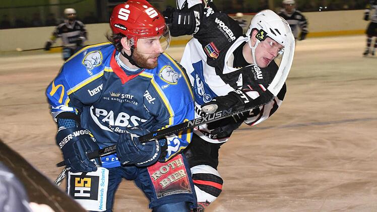 Mit 4:1 gewannen die Kissinger Wölfe (in weiß) das Unterfranken-Derby gegen den ERV Schweinfurt. Foto: Hopf