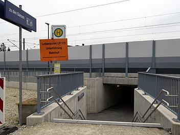 Die Fußgängerunterführung am Bahnhof soll optisch aufgewertet werden. Auf der gegenüberliegenden Ostseite werden Fahrradüberdachungen gebaut.  Foto: Andreas Welz
