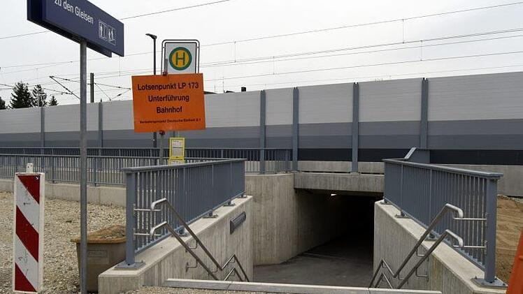 Die Fußgängerunterführung am Bahnhof soll optisch aufgewertet werden. Auf der gegenüberliegenden Ostseite werden Fahrradüberdachungen gebaut.  Foto: Andreas Welz
