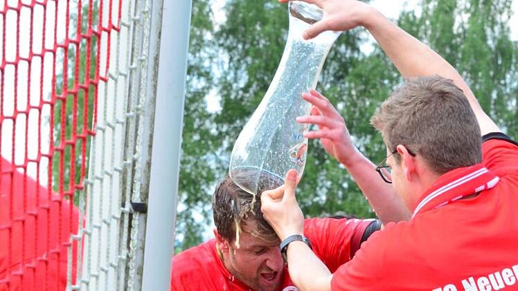 Es geht auch ohne Weißbierglas-Kamera: Der Neuenmarkter Spielertrainer Florian Schlegel lässt hier die obligatorische Bierdusche über sich ergehen. Foto: Archiv