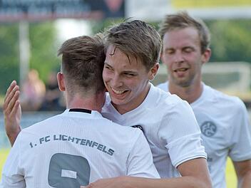 Gro&szlig;e Freude herrschte bei den drei Lichtenfelser Torsch&uuml;tzen (v. l.) Daniel Oppel, Lukasz Jankowiak und Steffen H&ouml;nninger. Mit Ihren Treffern sicherte sie ihrem FC das Erreichen der n&auml;chsten Runde. Foto: Czepera