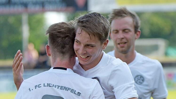 Gro&szlig;e Freude herrschte bei den drei Lichtenfelser Torsch&uuml;tzen (v. l.) Daniel Oppel, Lukasz Jankowiak und Steffen H&ouml;nninger. Mit Ihren Treffern sicherte sie ihrem FC das Erreichen der n&auml;chsten Runde. Foto: Czepera