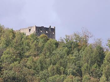 Imposant trohnt die Ruine Bramburg auf etwa 500 Metern Höhe. Hier von Bramberg aus gesehen.  Foto: Helmut Will