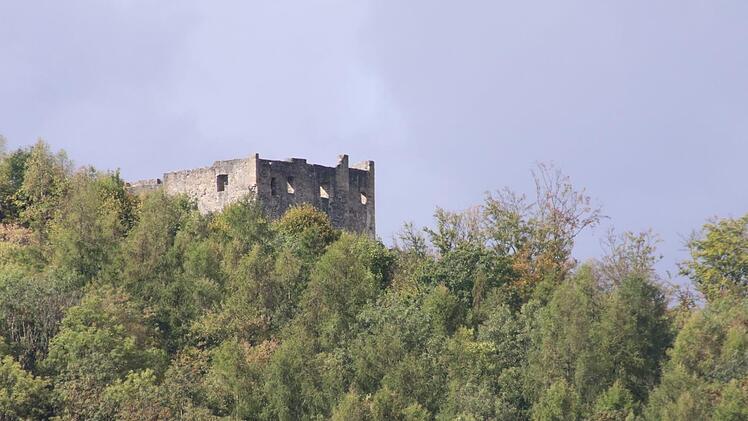 Imposant trohnt die Ruine Bramburg auf etwa 500 Metern Höhe. Hier von Bramberg aus gesehen.  Foto: Helmut Will