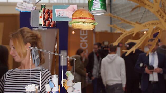 Egal ob Alkohol, Medikamente oder Essen: Eine Sucht hat viele Gesichter. Das will die Ausstellung "Einfach Menschlich" aufzeigen.