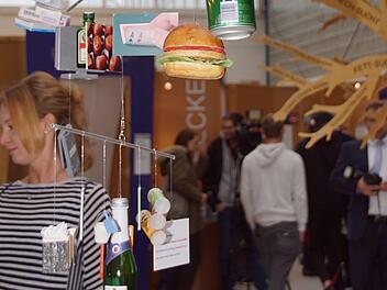 Egal ob Alkohol, Medikamente oder Essen: Eine Sucht hat viele Gesichter. Das will die Ausstellung "Einfach Menschlich" aufzeigen.