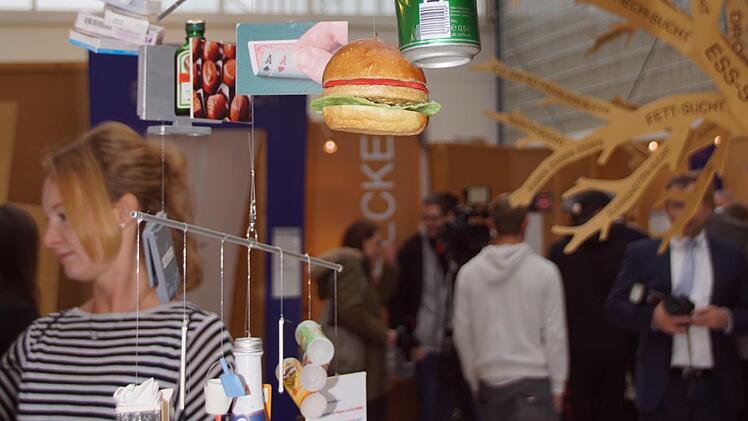 Egal ob Alkohol, Medikamente oder Essen: Eine Sucht hat viele Gesichter. Das will die Ausstellung "Einfach Menschlich" aufzeigen.