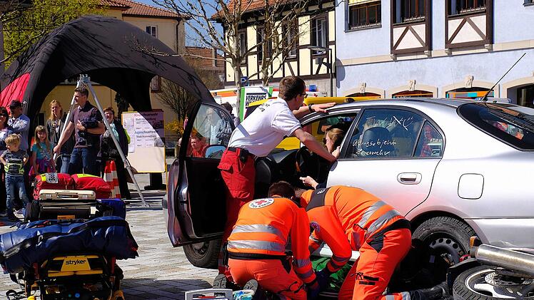 Vorführungen der Rettungsmaßnahmen bei Verkehrsunfällen. Foto: Gerd Schaar