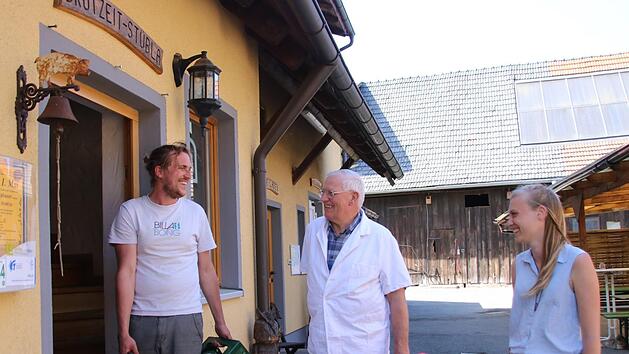 Jetzt wird einger&auml;umt - die Brotzeitstube beim Rangabauern in Tennach ist bald wieder ge&ouml;ffnet.  Dieter Eschenbacher unterst&uuml;tzt  die P&auml;chter Stefan Pelka  und Isabell Niclas nach Kr&auml;ften. Foto: Stephan Tiroch