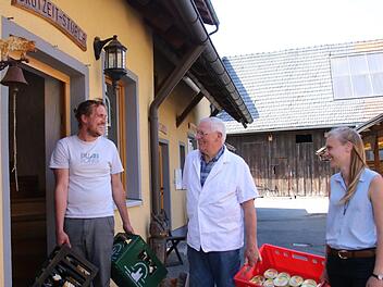 Jetzt wird eingeräumt - die Brotzeitstube beim Rangabauern in Tennach ist bald wieder geöffnet.  Dieter Eschenbacher unterstützt  die Pächter Stefan Pelka  und Isabell Niclas nach Kräften. Foto: Stephan Tiroch