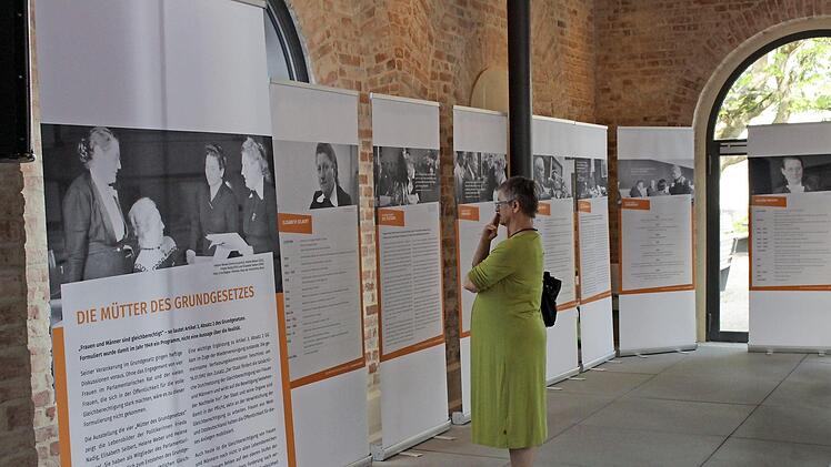 Die Ausstellung im Heizhaus der Fortuna Kulturfabrik informiert &uuml;ber die vier Gr&uuml;nderm&uuml;tter des Grundgesetzes.  Fotos: Yannick Hupfer