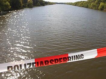 Eine männliche Leiche wurde am Mittwoch in der Saale in Hof entdeckt. Die Kripo ermittelt. Symbolfoto: Sebastian Willnow/dpa