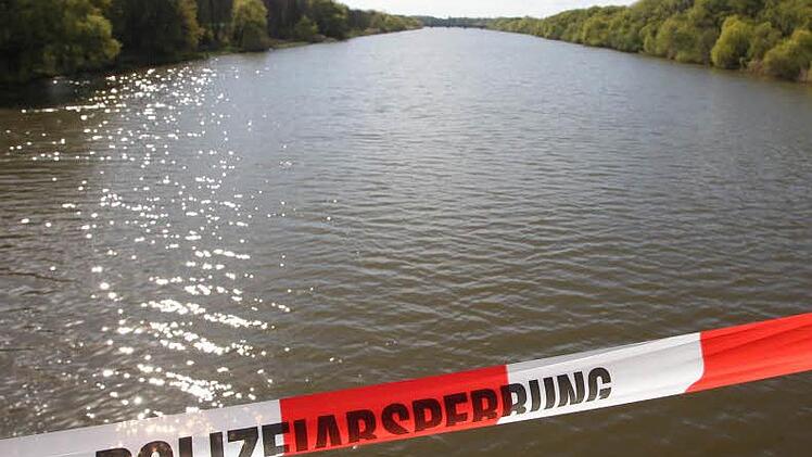 Eine männliche Leiche wurde am Mittwoch in der Saale in Hof entdeckt. Die Kripo ermittelt. Symbolfoto: Sebastian Willnow/dpa