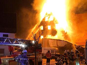 Rund 140 Feuerwehrleute kämpften in der Nacht auf Mittwoch gegen ein Brand-Inferno im mittelfränkischen Happurg. Foto: Feuerwehr Hersbruck