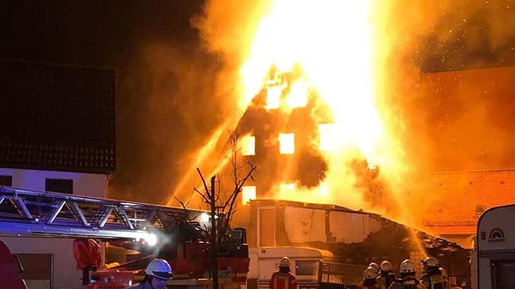 Rund 140 Feuerwehrleute kämpften in der Nacht auf Mittwoch gegen ein Brand-Inferno im mittelfränkischen Happurg. Foto: Feuerwehr Hersbruck