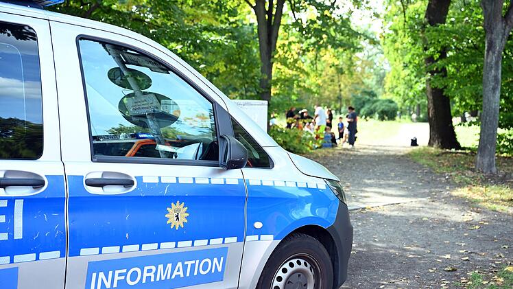 Auto fährt in Berlin-Wedding in Menschengruppe