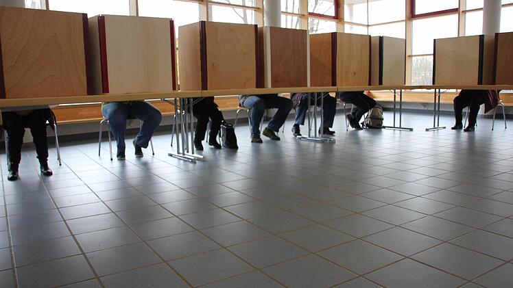 Alle Kabinen besetzt, die Erleuchtung kommt von draußen. Sie haben nicht mit den Füßen abgestimmt, weisen damit aber ihre Anwesenheit nach. Die zehn Kabinen in der Eberner Grundschule waren gegen 13 Uhr voll. Viele Wähler nahmen sich bis zu 15 Minuten Zeit, um ihre Favoriten auf vier Ebenen auszuwählen.