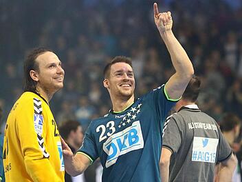 Zufrieden: Für Nikolas Katsigiannis (links) und Ole Rahmel vom HC Erlangen war das All-Star-Game ein Heimspiel. Torwart Katsigiannis wurde sogar zum "Man of the Match" gewählt. Fotos: Sportfoto Zink