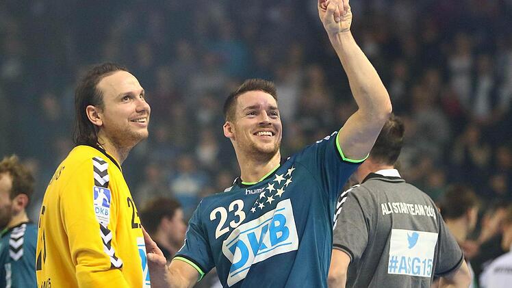 Zufrieden: Für Nikolas Katsigiannis (links) und Ole Rahmel vom HC Erlangen war das All-Star-Game ein Heimspiel. Torwart Katsigiannis wurde sogar zum "Man of the Match" gewählt. Fotos: Sportfoto Zink