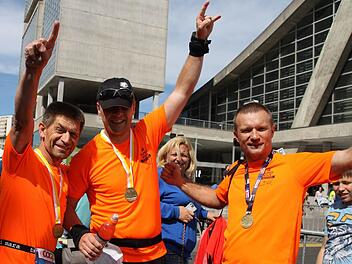 Erfolgreich beim 100-Kilometer-Lauf in Biel waren (von links) Rainer Hofmann, Mirko Kleinknecht und Alfred Beierlieb von der LG Veitenstein.