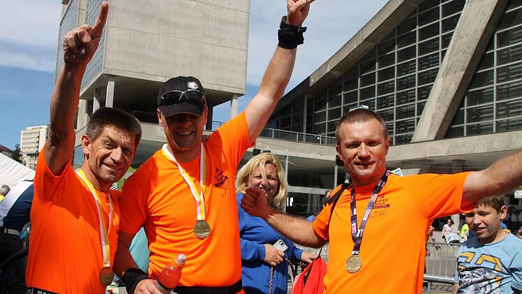 Erfolgreich beim 100-Kilometer-Lauf in Biel waren (von links) Rainer Hofmann, Mirko Kleinknecht und Alfred Beierlieb von der LG Veitenstein.